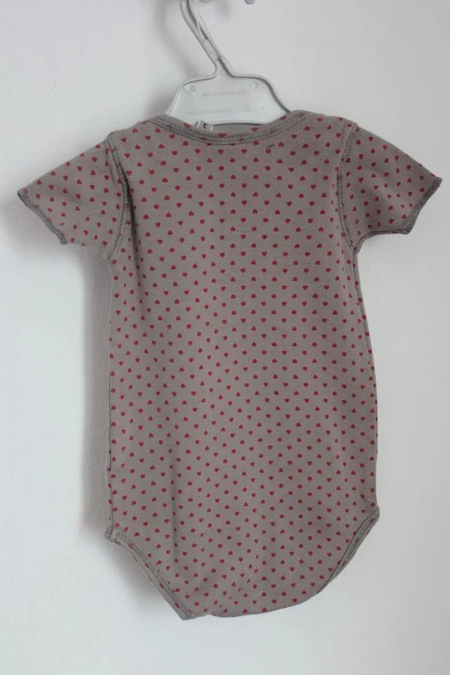 tweedehands katoenen taupe romper met rode hartjes en korte mouwen van bonton in maat 62 voor een baby meisje
