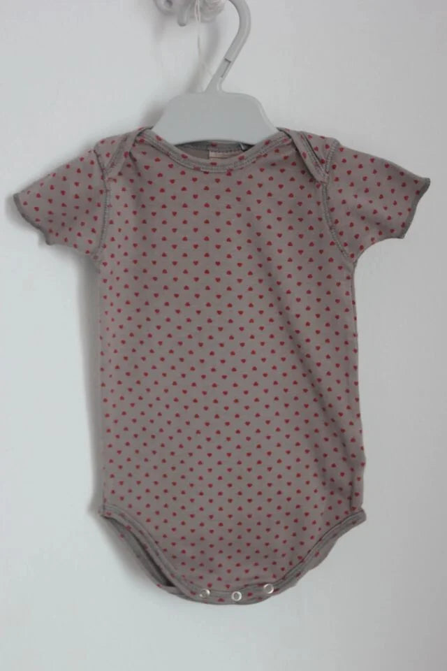 tweedehands katoenen taupe romper met rode hartjes en korte mouwen van bonton in maat 62 voor een baby meisje