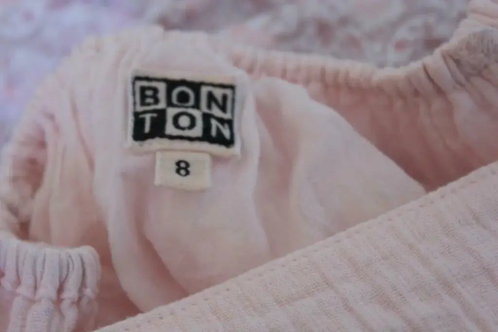 tweedehands katoenen lichtroze zomerse jurk met grote volants als korte mouwen van bonton in maat 128