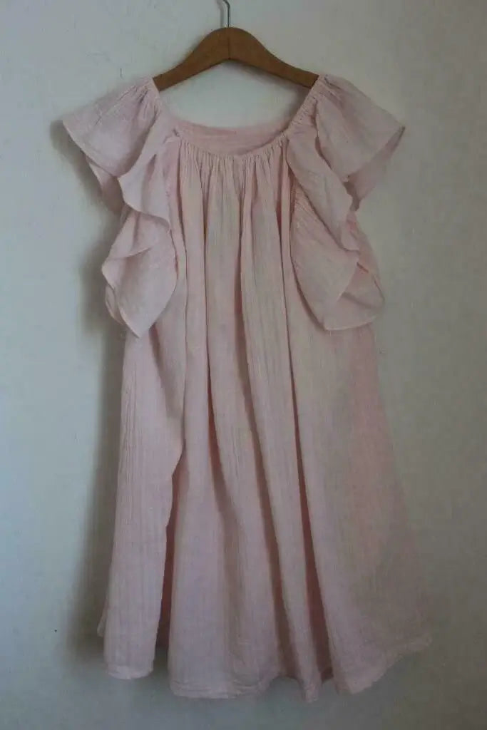 tweedehands katoenen lichtroze zomerse jurk met grote volants als korte mouwen van bonton in maat 128