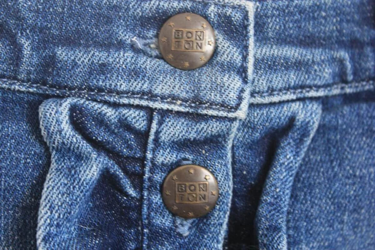 tweedehands denim rok met knopen en volant middenvoor van bonton in maat 116-122