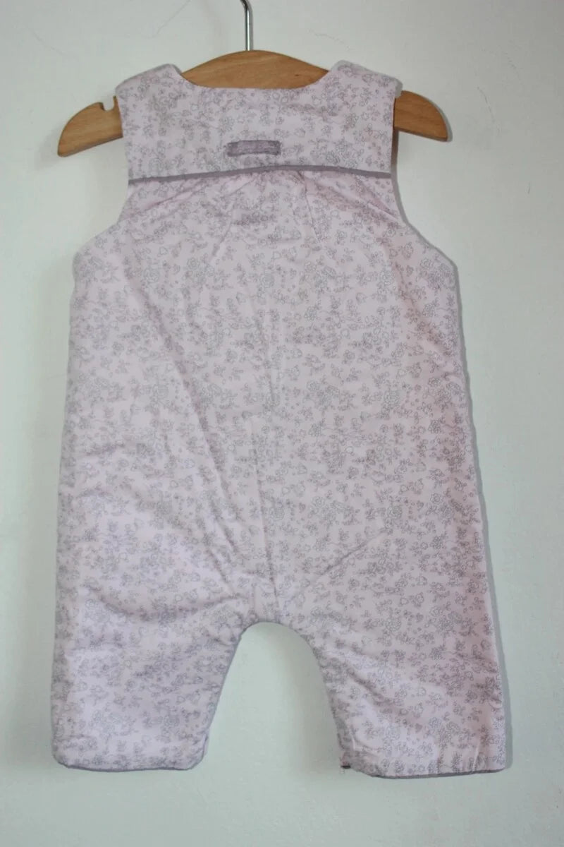 tweedehands katoenen winterse mouwloze roze en lila gebloemde jacadi jumpsuit in maat 62 voor een baby meisje