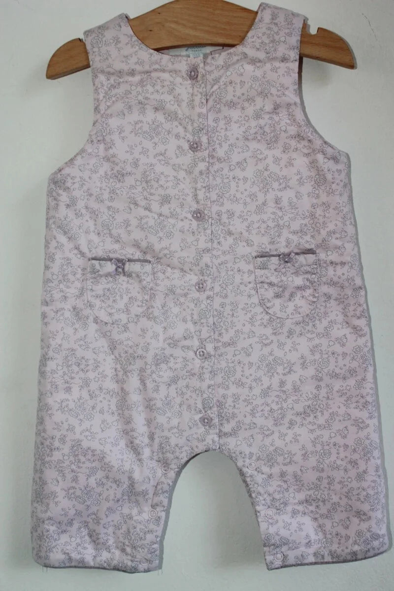 tweedehands katoenen winterse mouwloze roze en lila gebloemde jacadi jumpsuit in maat 62 voor een baby meisje