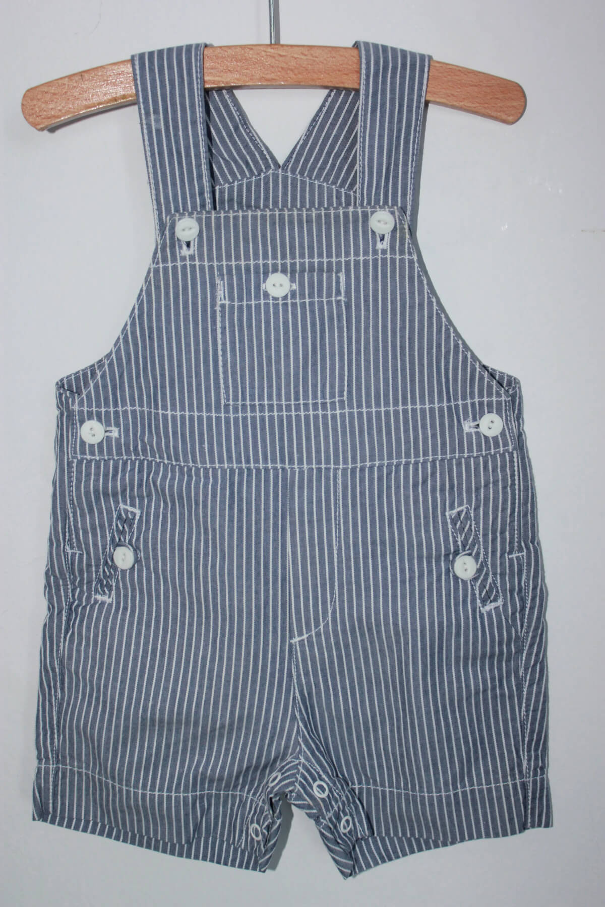 tweedehands katoenen zomerse grijsblauw met wit gestreepte korte salopette van jacadi in maat 68 voor een baby jongen