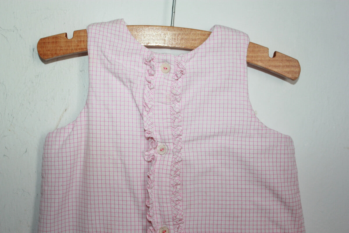 tweedehands katoenen mouwloze winterse roze met wit geruite jumpsuit van jacadi in maat 68