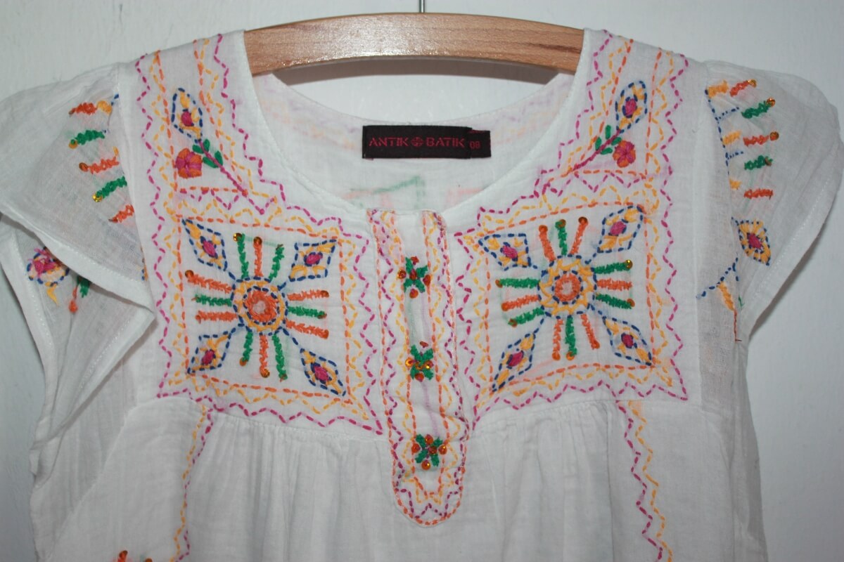 tweedehands-geborduurde-blouse-korte-mouwen-maat-128-meisje-antik-batik