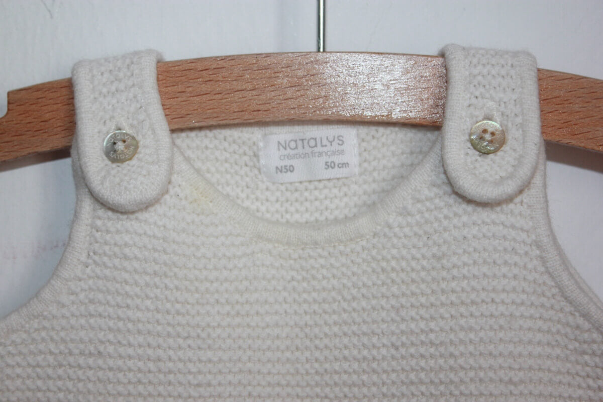 tweedehands-ecru-gebreid-mouwloos-pakje-unisex-baby-maat-50-natalys