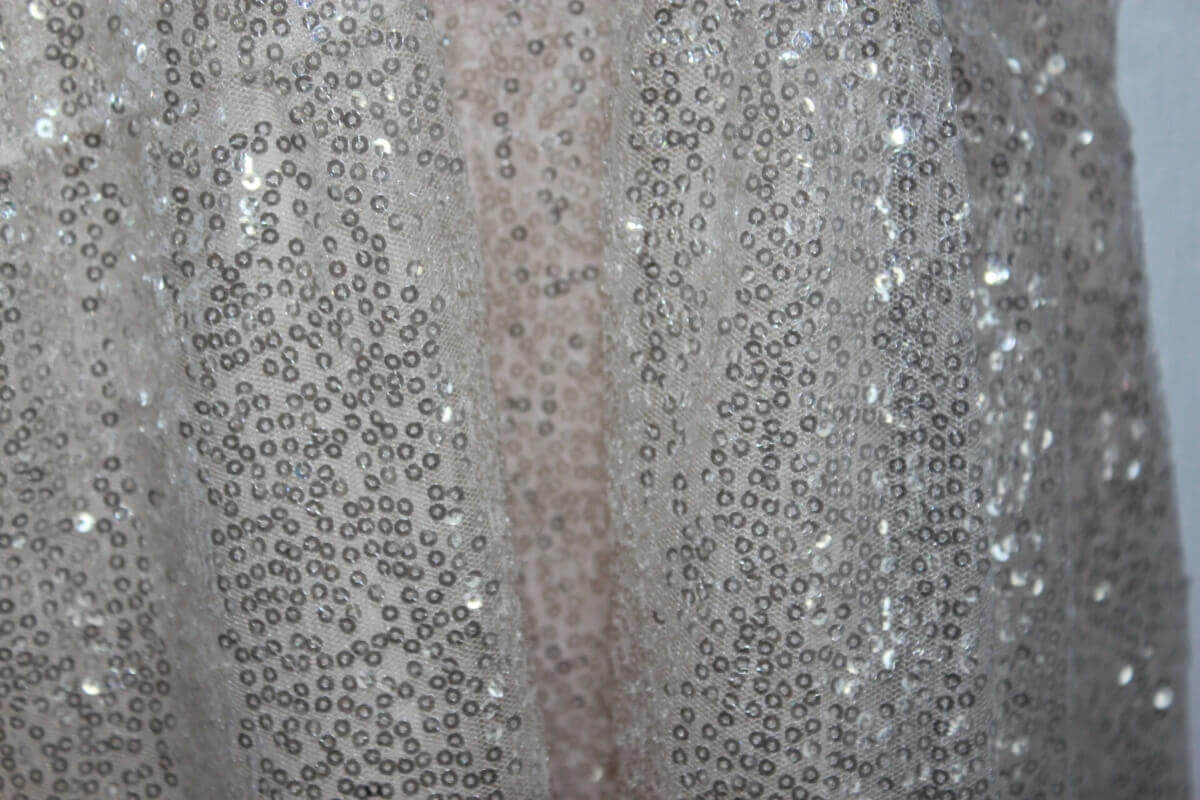 tweedehands-feestelijke-jurk-champagne-pailletten-schouderbandjes-maat-104-110-meisje-zara