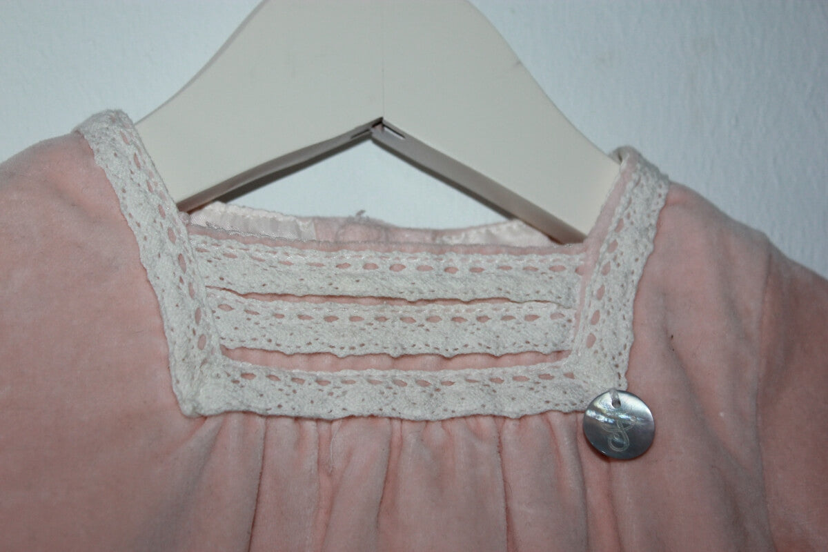 tweedehands-perzikroze-ecru-fluwelen-jurk-lange-mouwen-maat-56-baby-meisje-fina-ejerique