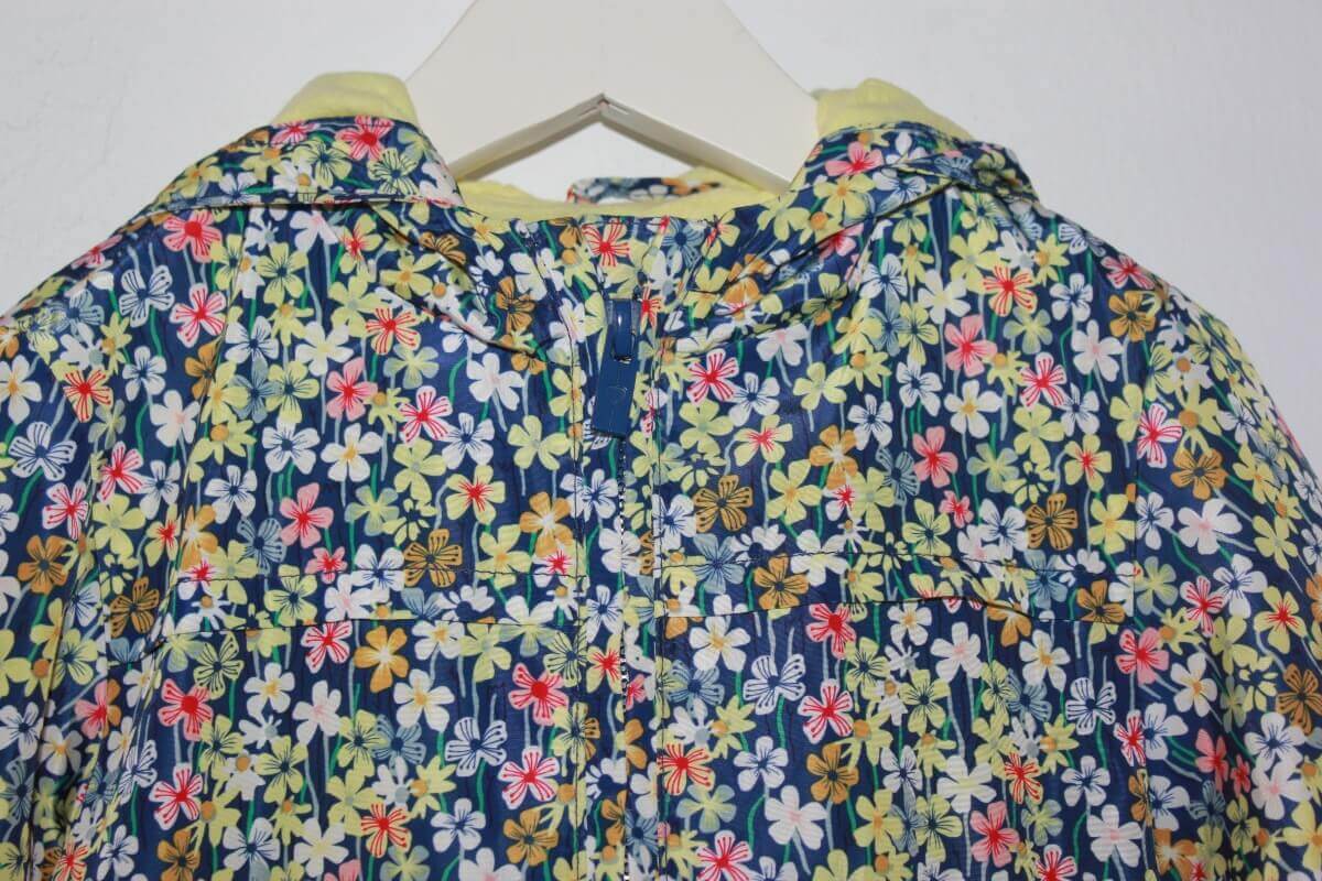 tweedehands-gebloemde-regenjas-multicolour-capuchon-maat-92-meisje-zara