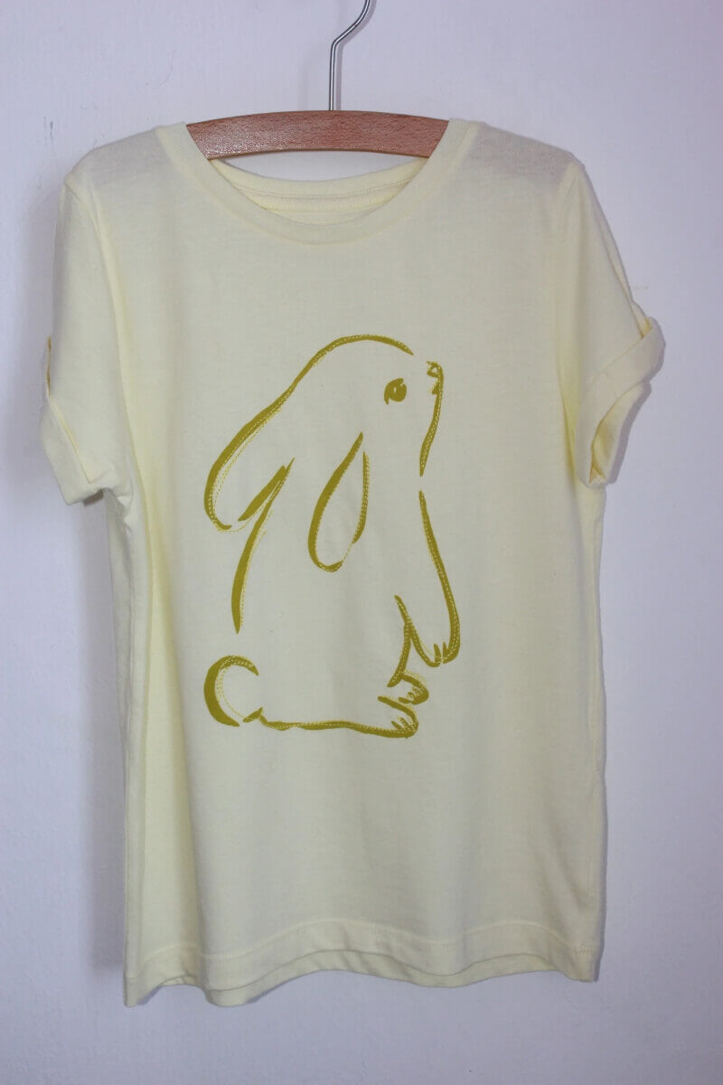 tweedehands-lichtgeel-shirt-konijn-korte-mouwen-maat-116-monoprix