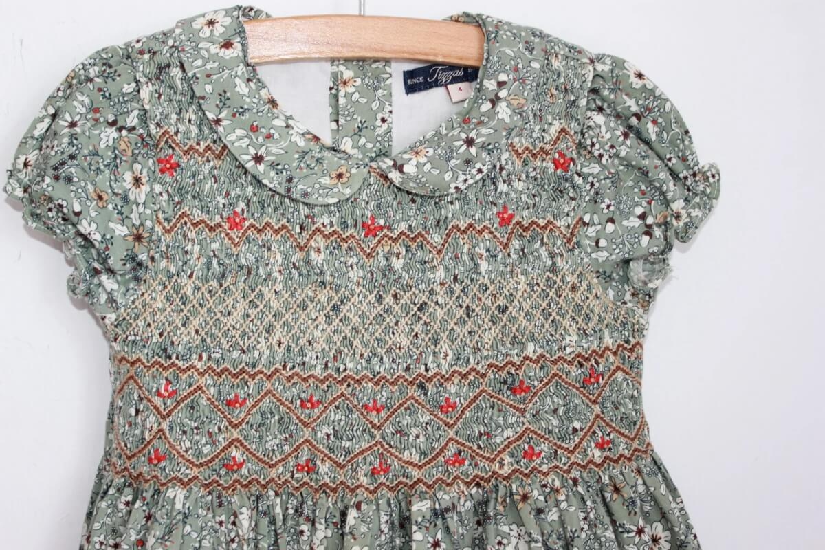 Tweedehands-gebloemde-gesmockte-jurk-korte-mouwen-tizzas-maat-98