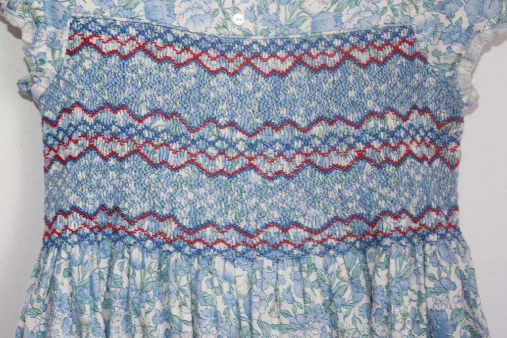 tweedehands-gesmockte-jurk-blauwe-bloemen-korte-mouwen-tizzas-maat-122