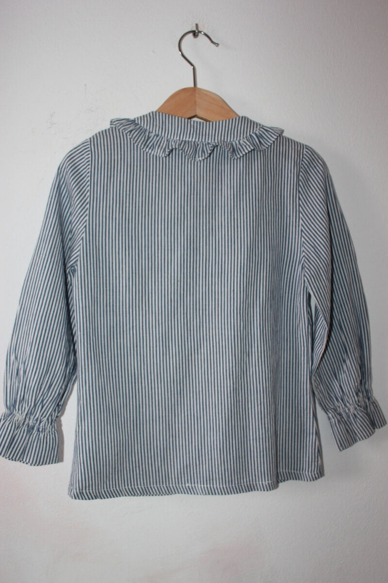 tweedehands-blauw-wit-gestreepte-blouse-volant-dolce-petit-maat-110-meisje