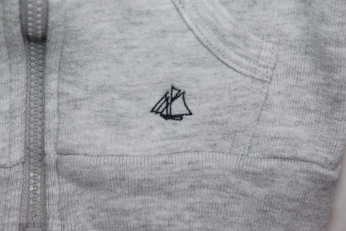 tweedehands-lichtgrijs-vest-ritssluiting-capuchon-baby-maat-56-petit-bateau