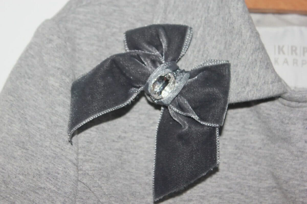 tweedehands-lichtgrijze-jas-strik-maat-116-meisje-karpi