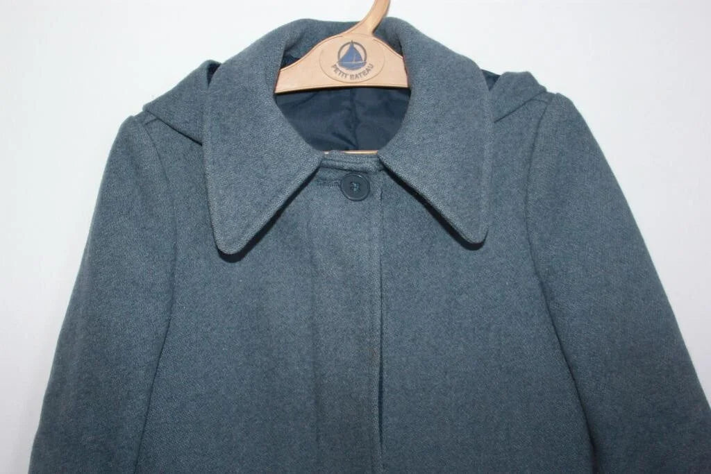 tweedehands-grijsblauwe-winterjas-capuchon-maat-128-le-minor