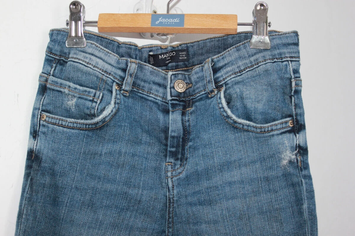 tweedehands-blauwe-jeans-scheuren-maat-140-mango