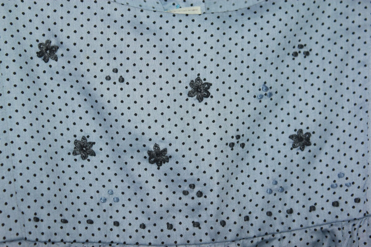 tweedehands-grijsblauwe-jurk-korte-mouwen-stippen-geborduurde-bloemen-maat-98-meisje-karpi