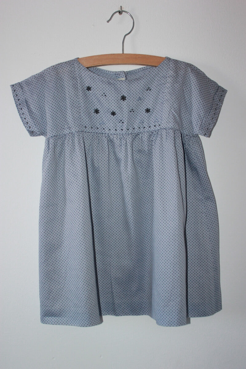 tweedehands-grijsblauwe-jurk-korte-mouwen-stippen-geborduurde-bloemen-maat-98-meisje-karpi