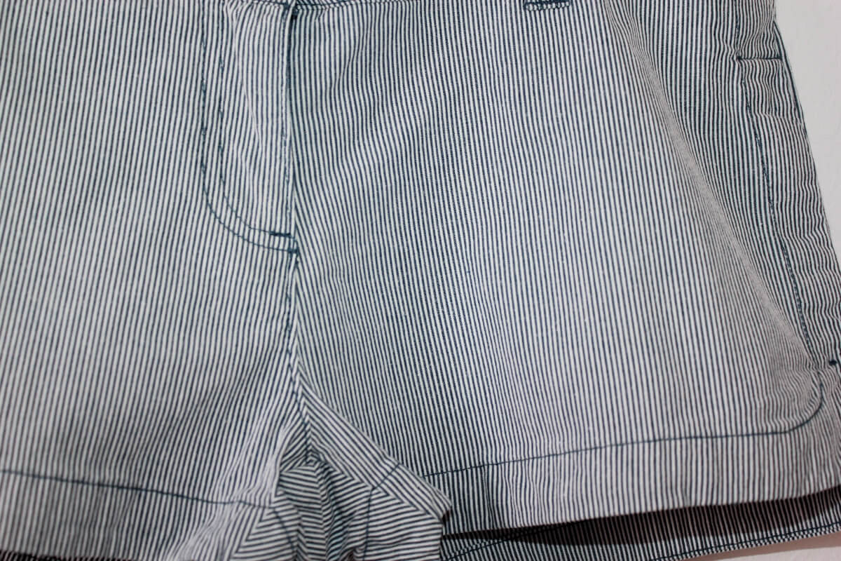 tweedehands-zomerse-donkerblauw-wit-gestreepte-korte-broek-maat-140-meisje-cfk