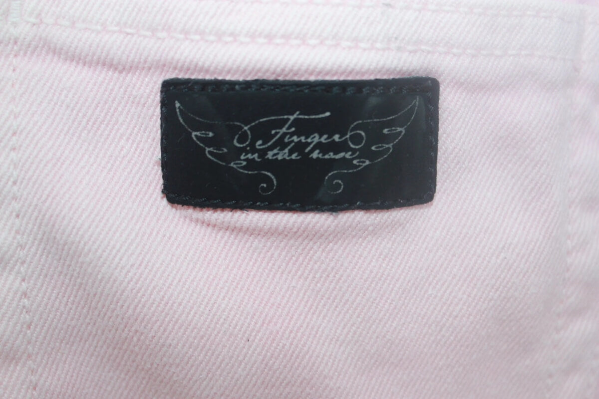 tweedehands-lichtroze-jeans-maat-140-meisje-finger-in-the-nose