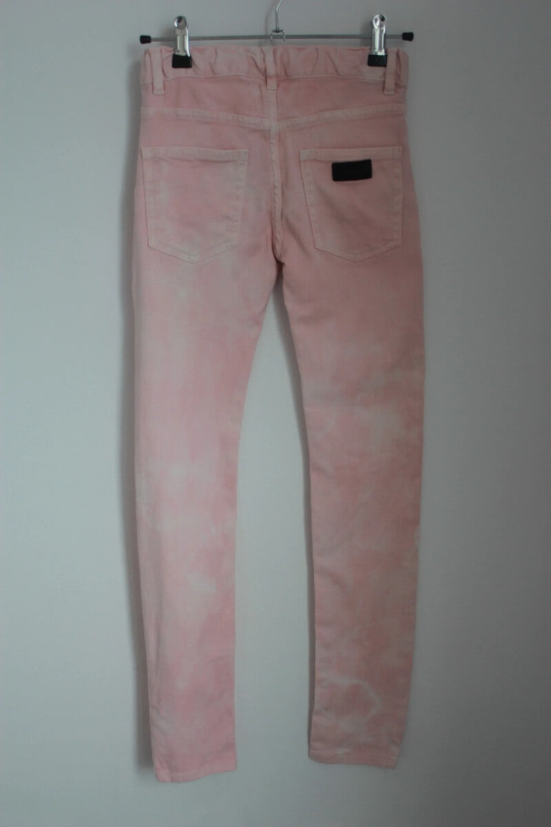 tweedehands-lichtroze-jeans-maat-140-meisje-finger-in-the-nose
