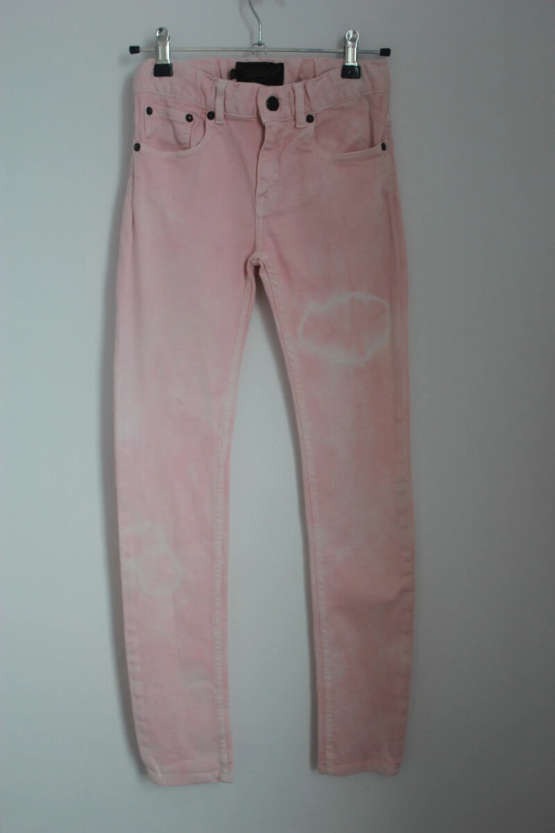 tweedehands-lichtroze-jeans-maat-140-meisje-finger-in-the-nose