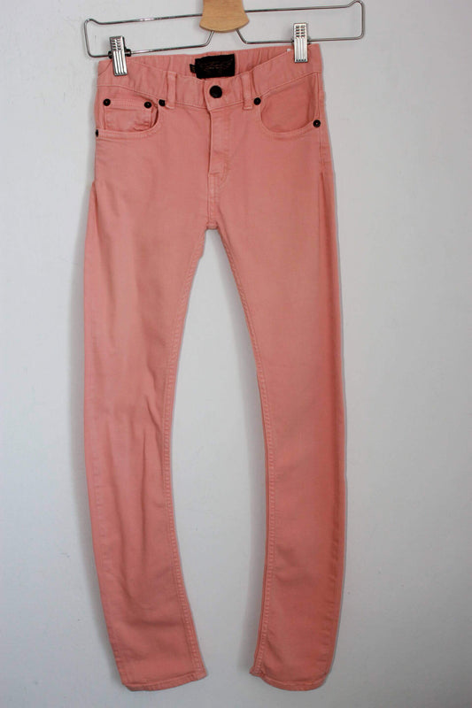 tweedehands-koraalroze-lange-broek-maat-140-meisje-finger-in-the-nose