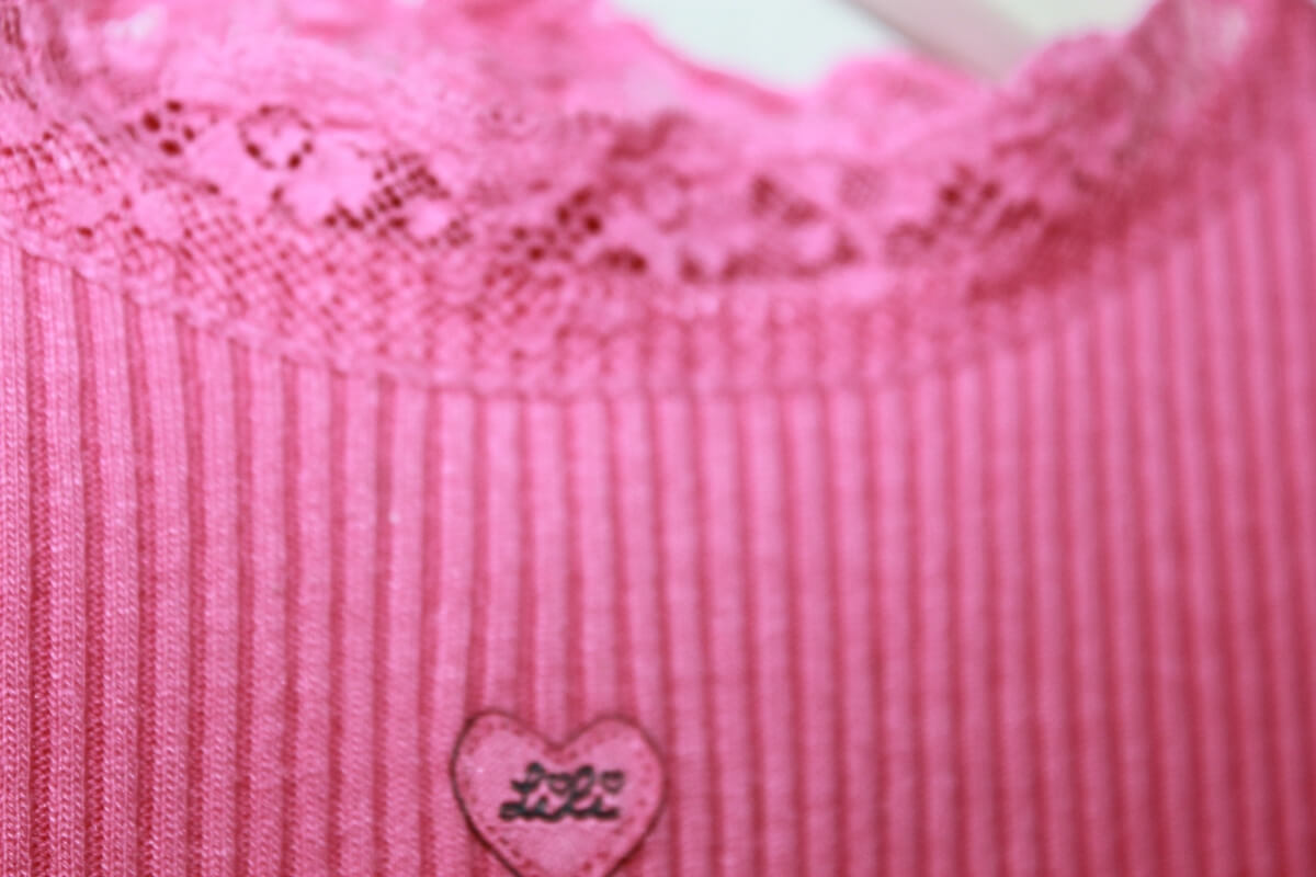 tweedehands-roze-mouwloos-shirt-maat-92-lili-gaufrette