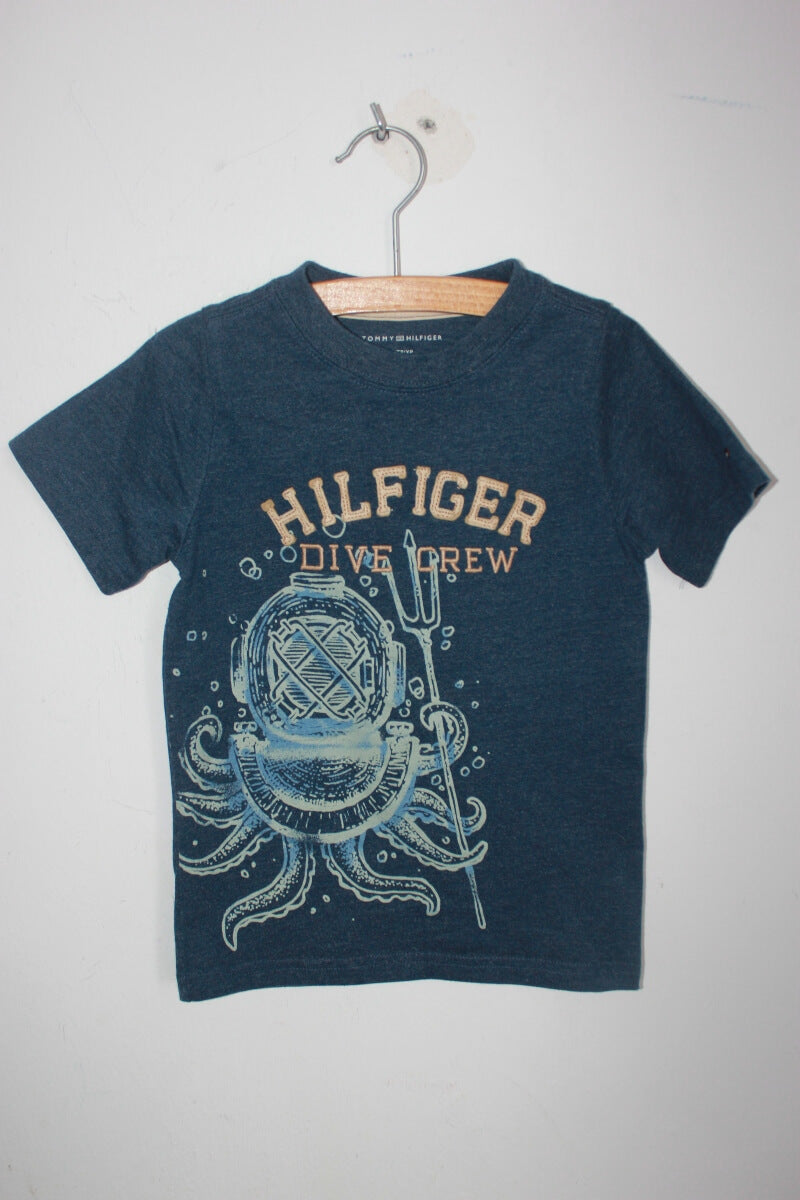 tweedehands-t-shirt-korte-mouwen-lichtgevende-print-maat-104-jongen-tommy-hilfiger