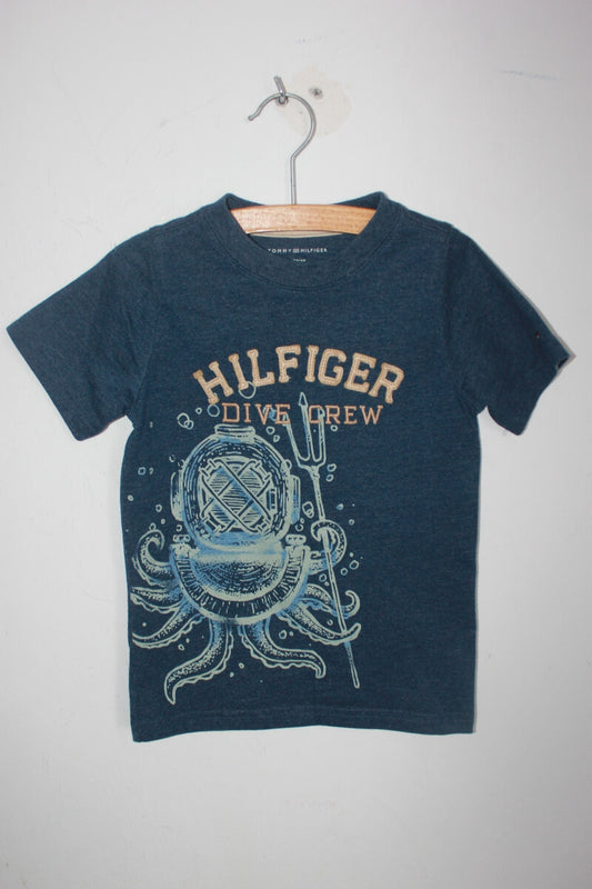 tweedehands-t-shirt-korte-mouwen-lichtgevende-print-maat-104-jongen-tommy-hilfiger