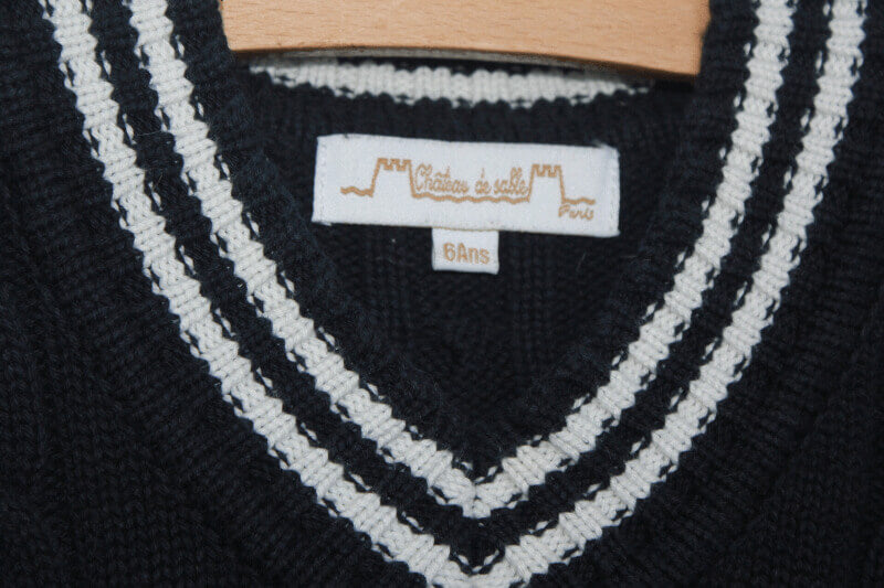 tweedehands-donkerblauw-witte-trui-v-hals-maat-116-chateau-de-sable