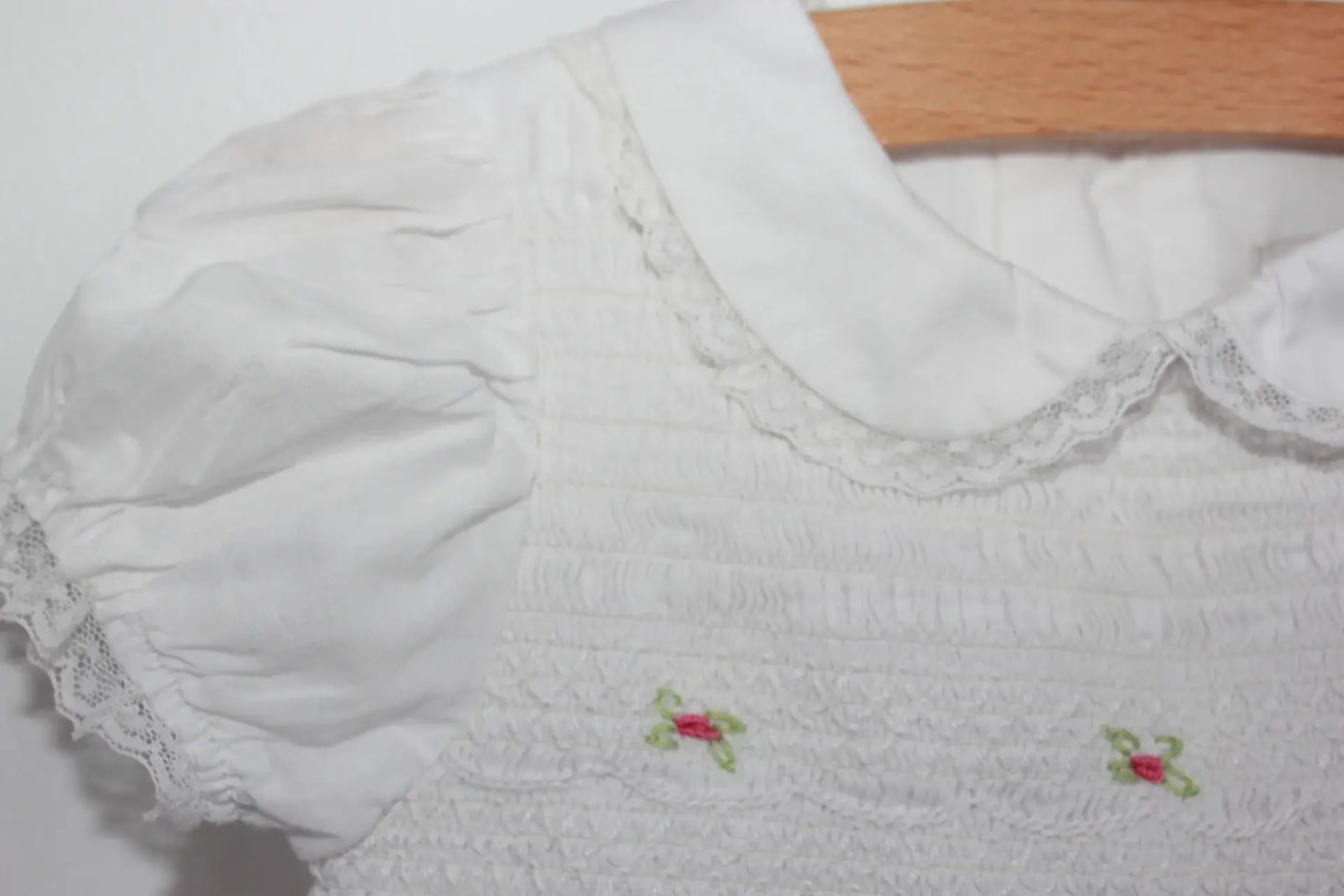 tweedehands-witte-gesmokte-zomerse-jurk-roze-bloemetjes-korte-mouwen-maat-74-baby-luxuries