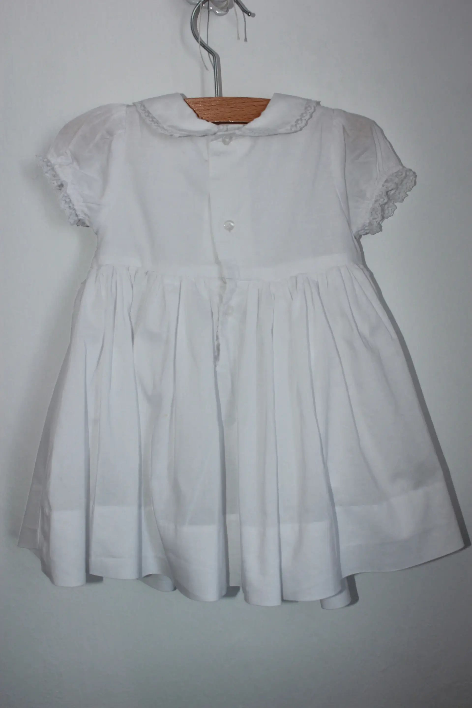 tweedehands-witte-gesmokte-zomerse-jurk-roze-bloemetjes-korte-mouwen-maat-74-baby-luxuries