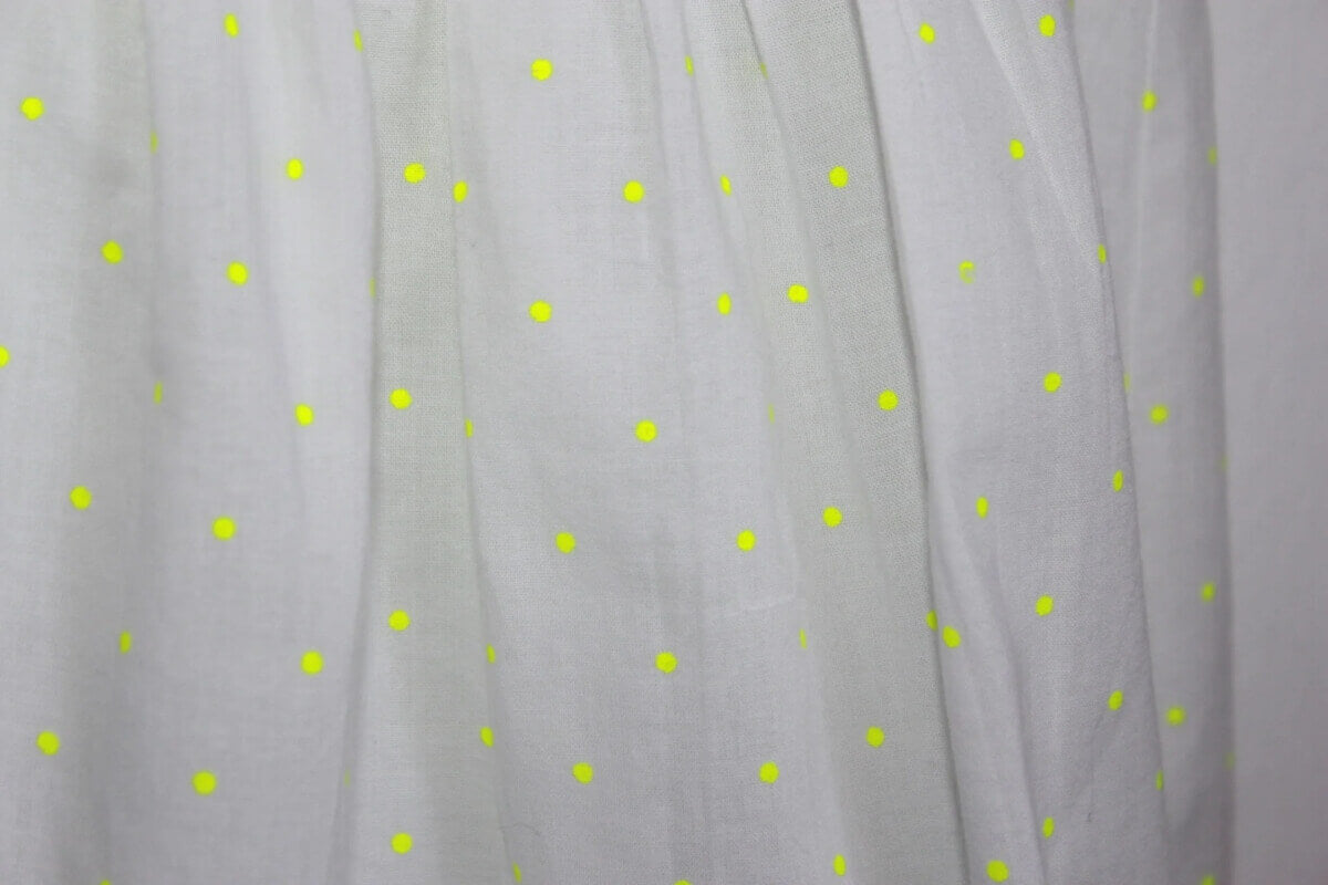 tweedehands-wit-fluo-gele-blouse-schouderbandjes-stipjes-maat-104-tao