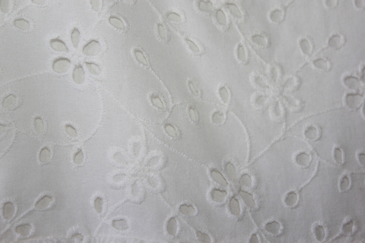 tweedehands-witte-blouse-broderie-korte-mouwen-volants-open-rug-maat-110-lefties