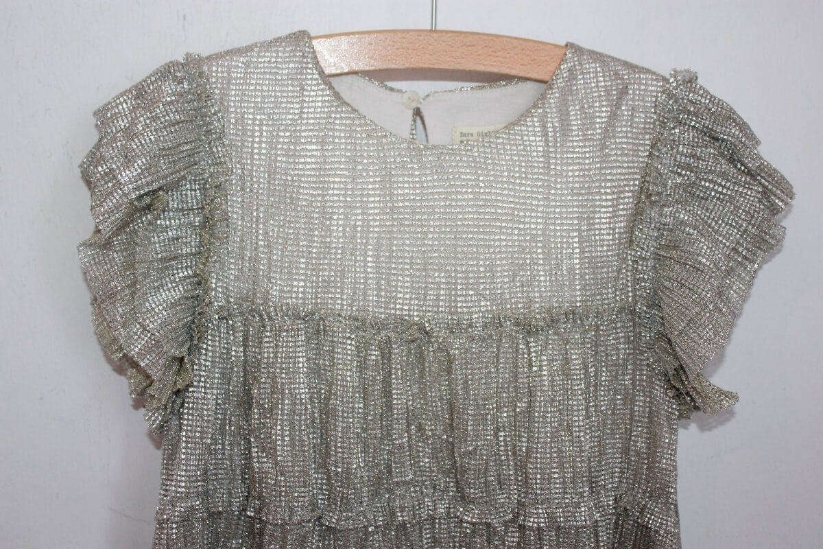 tweedehands-zilveren-jurk-korte-volantmouwen-maat-140-meisje-zara